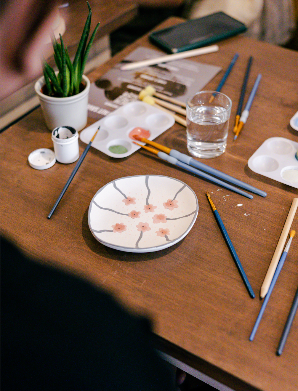 Atelier peinture sur céramique chez Café Simone