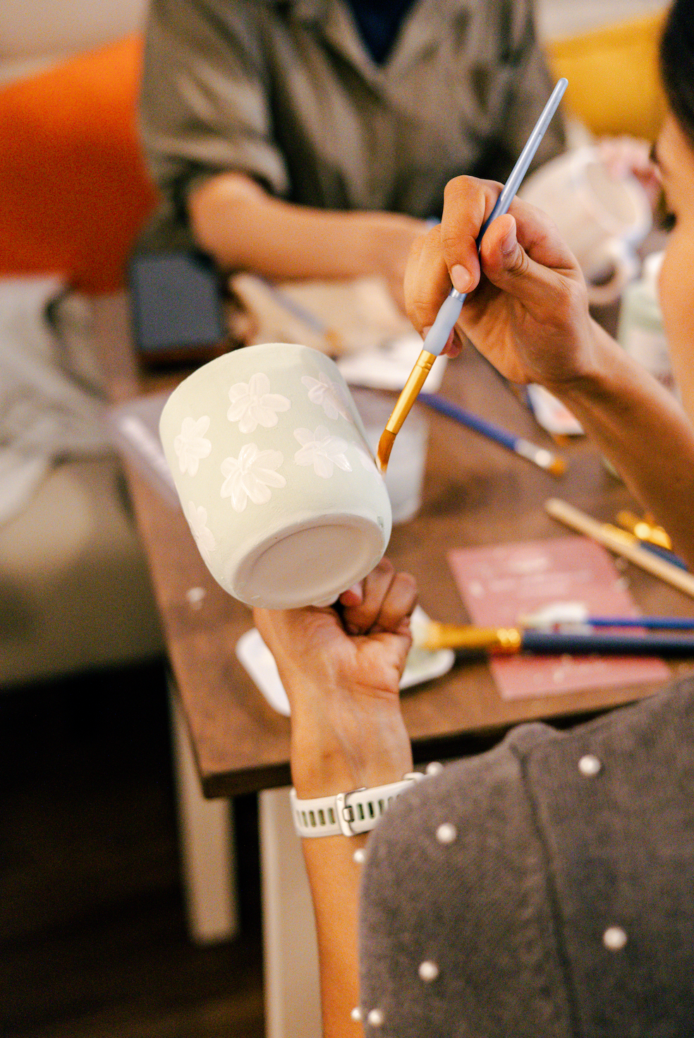 Atelier peinture sur céramique chez Café Simone